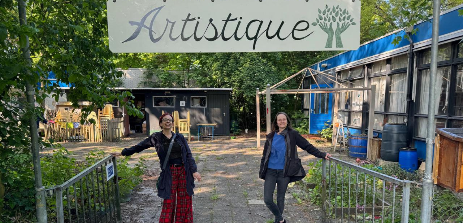 Foto van Atelier Artistique met de kunstenaars erbij